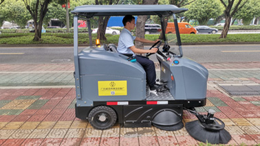 雨天可以使用駕駛式掃地車掃地嗎？