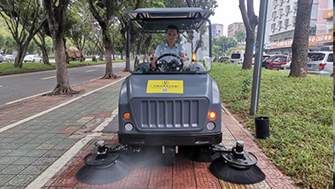 駕駛式掃地車輔助清潔提升工作效率